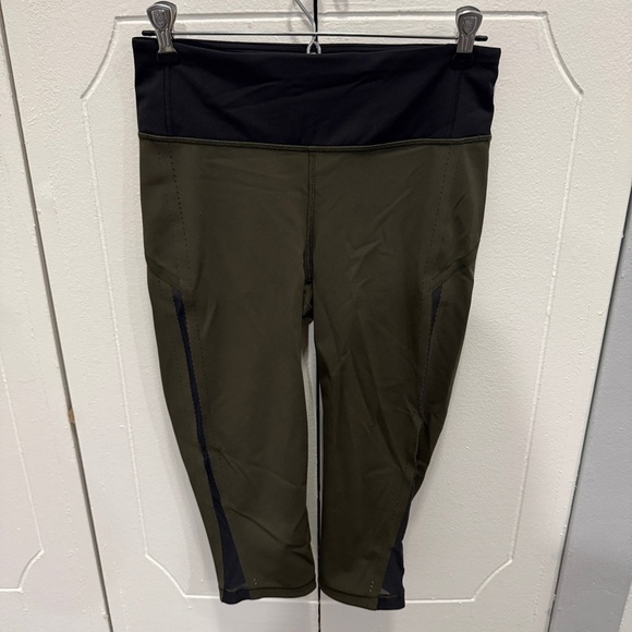 Lululemon Green and Black Smooth Stride Crop - Picture 6 of 16